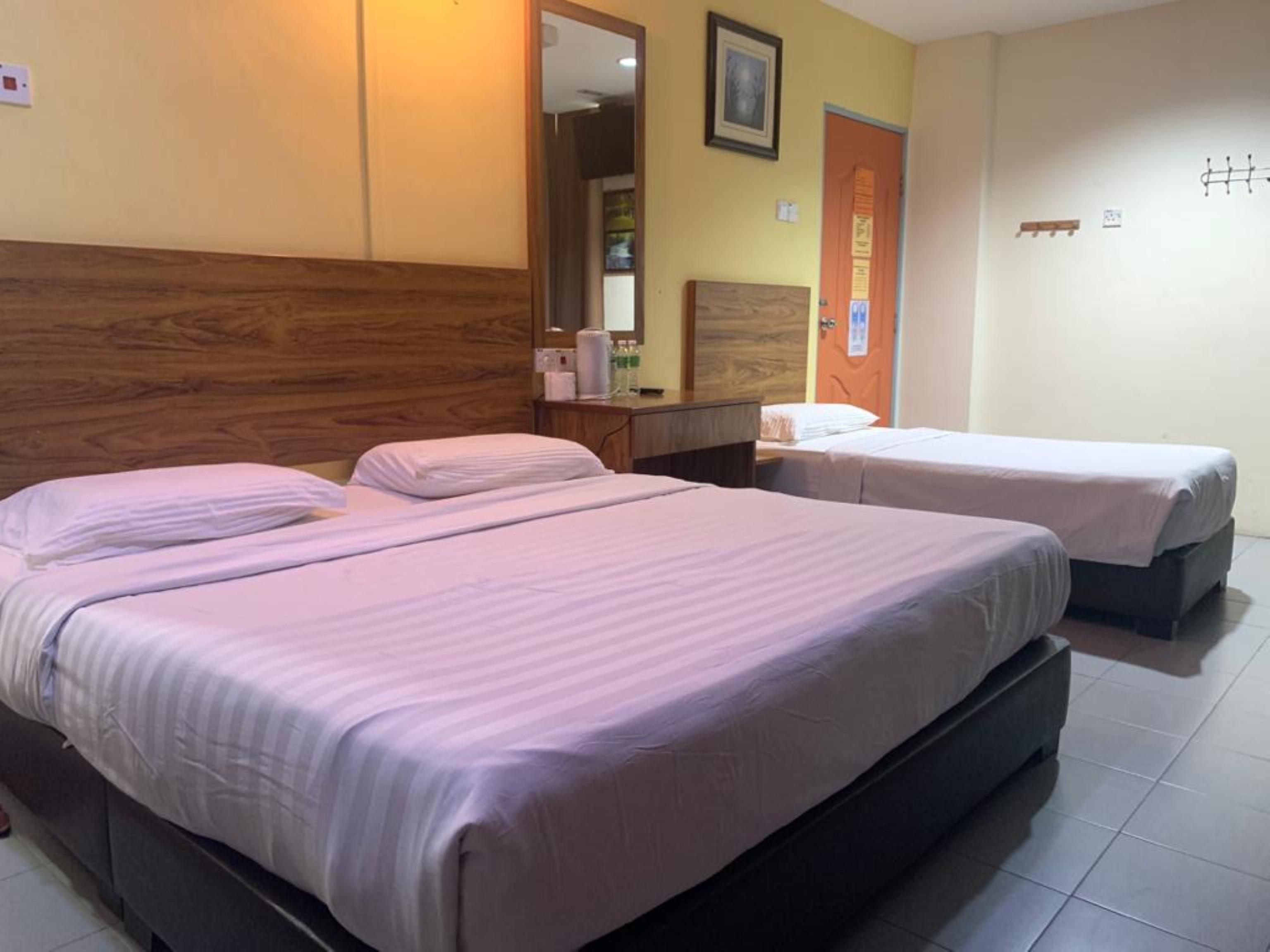 Oyo 89877 Sun Triang Hotel Kampong Kerayong Exterior photo