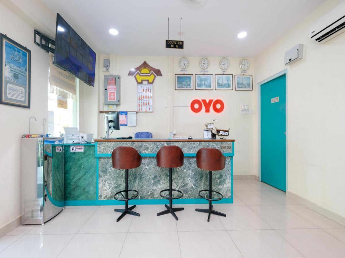 Oyo 89877 Sun Triang Hotel Kampong Kerayong Exterior photo